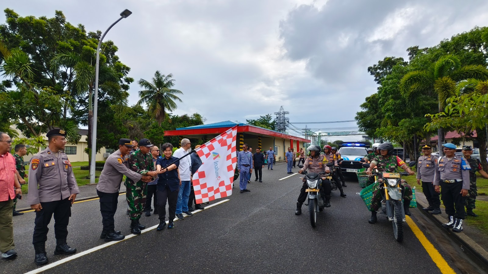 INALUM BERSINERGI DENGAN TNI DAN POLRI GELAR PROGRAM SEMBAKO MURAH BAGI WARGA SEKITAR PERUSAHAAN